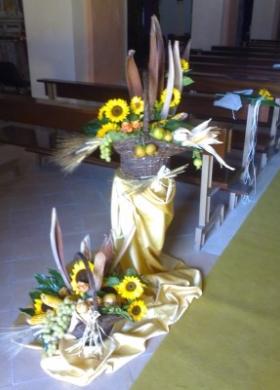 Addobbi floreali di girasoli per il matrimonio in chiesa