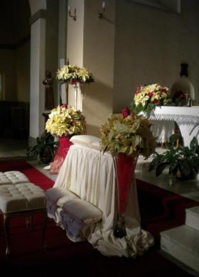 Fiori bianchi per la seduta degli sposi in chiesa