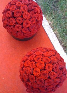 Decorazioni floreali rosse per il matrimonio