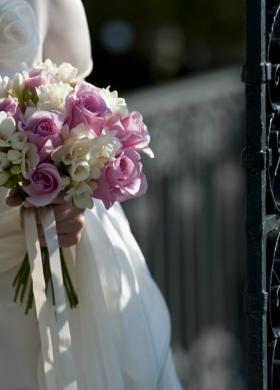 Bouquet della sposa di rose rosa