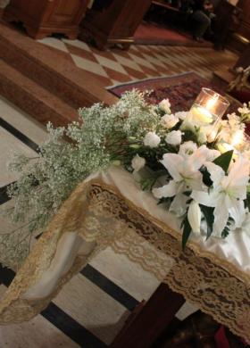 Fiori bianchi e candele per l'altare della chiesa