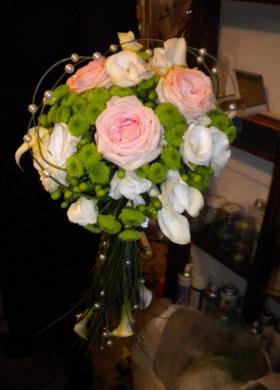 Bouquet della sposa con rose rosa e perle