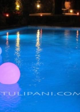 Allestimento della piscina per il ricevimento di matrimonio