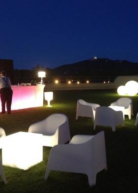 Arredamenti luminosi per un matrimonio in giardino