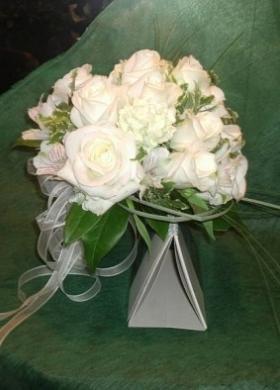 Piccolo bouquet di rose per la sposa