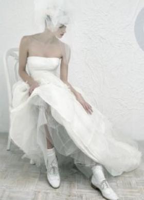 Vestito da sposa con dettagli in tulle e scarpe mocassino