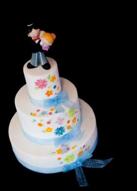 Torta di matrimonio con caketoppers sposi