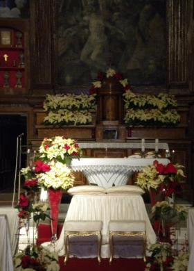 Allestimento floreale bianco e rosso per la cerimonia di matrimonio