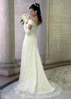 Vestito da sposa con scollo a barchetta e gonna con dettagli in pizzo