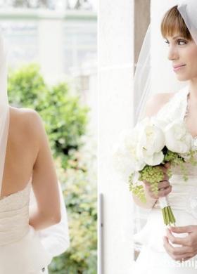 Capelli raccolti con fiore per la sposa