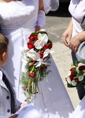 Bouquet a cascata con fiori rossi per la sposa