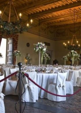 Alzate di rose per l'allestimento dei tavoli per il matrimonio