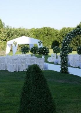 Allestimento floreale per la cerimonia nuziale in giardino