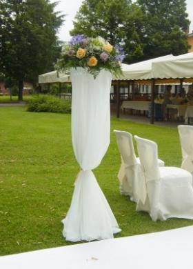 Allestimento con grandi vasi per la cerimonia nuziale in giardino