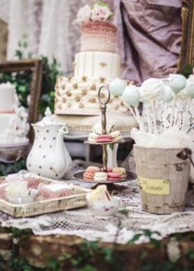 L'angolo dei dolci allestito in stile shabby chic