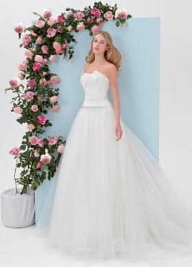 Abito da sposa classico con scollo a conchiglia