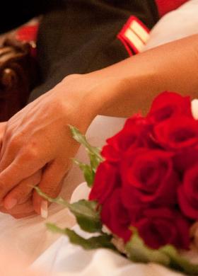 Il bouquet della sposa di rose bianche e rosse