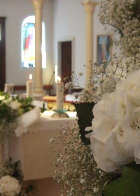 Allestimento in bianco per la chiesa