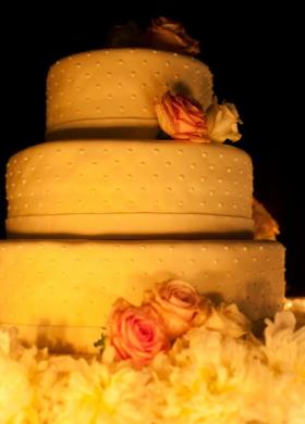 Torta nuziale bianca con rose