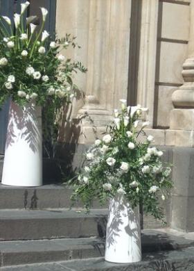 Allestimento floreale con tulipani all'uscita della chiesa per il matrimonio