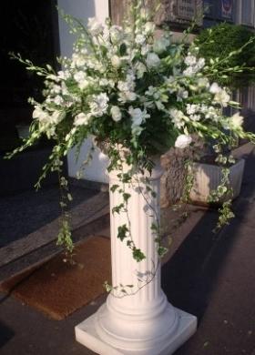 Decorazione floreale con vaso alto per il matrimonio