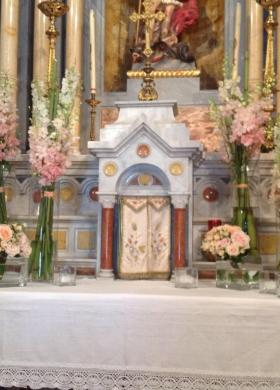 Allestimento con delphinium rosa e mix di rose avalanche - Roberta fiori Viverone