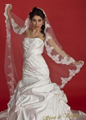 Abito da sposa senza spalline e velo ricamato