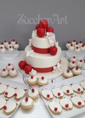 Torta di matrimonio con mele rosse e biscotti