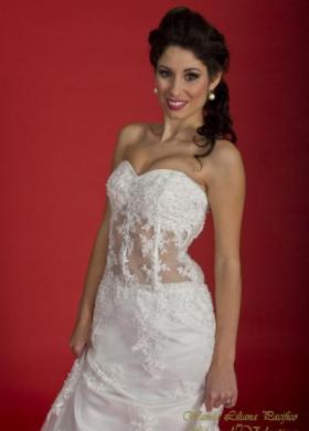 Vestito da sposa con scollo a cuore e trasparenze in vita