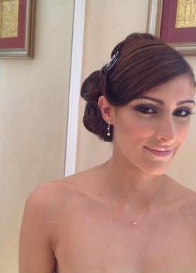 Trucco sposa glamour e acconciatura raccolta