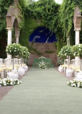 Fiori per la cerimonia di un matrimonio all'aperto