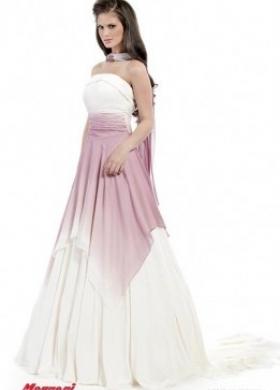 Vestito da sposa con dettagli rosa sulla gonna