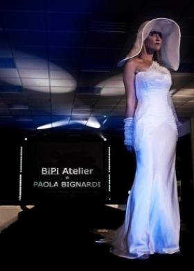 Vestito da sposa in raso con cappello