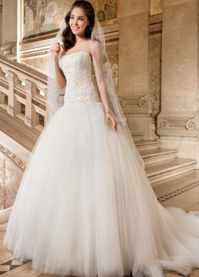 Abito da sposa con corpetto attillato e gonna in tulle