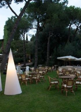 Illuminazione coni per il ricevimento in giardino