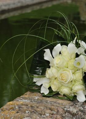 Il bouquet della sposa di rose e calle bianche