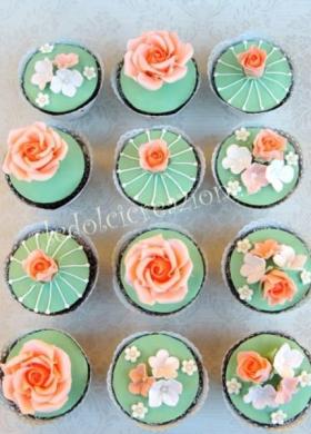 Mini cake con decorazioni di fiori