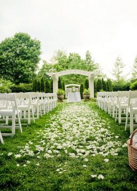 Allestimento per la cerimonia di matrimonio in giardino