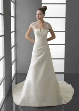 Vestito da sposa con coprispalle in pizzo