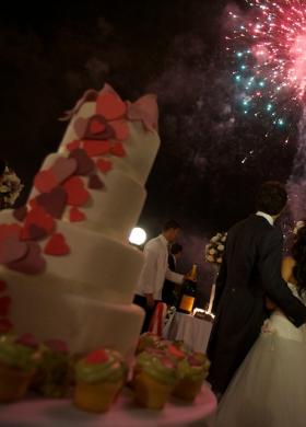 Fuochi d'artificio e torta nuziale con cuori