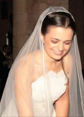 Trucco luminoso per la sposa e capelli raccolti