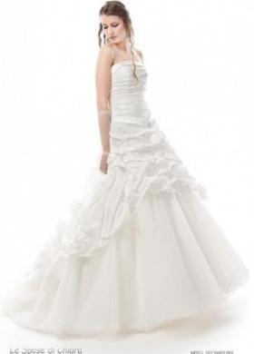 Abito da sposa con corpetto stretto e gonna in tulle