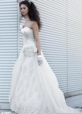 Abito da sposa con dettagli in pizzo sulla gonna