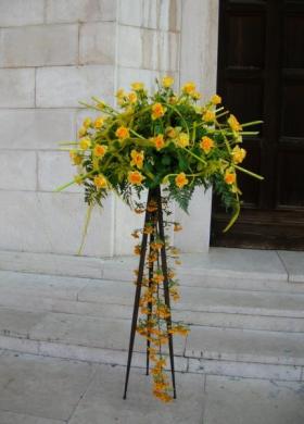 Allestimento floreale all'esterno della chiesa