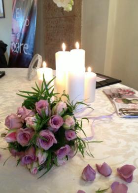 Centrotavola di rose con candele accese