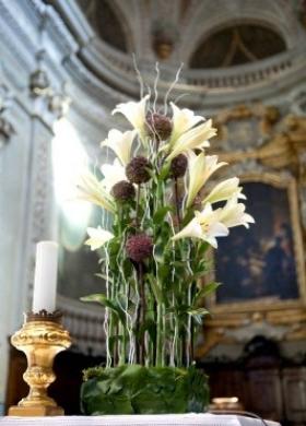 Addobbo floreale per l'altare della chiesa