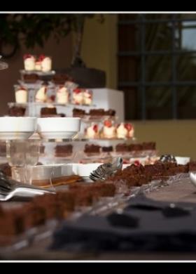 Buffet di dolci per il ricevimento di matrimonio