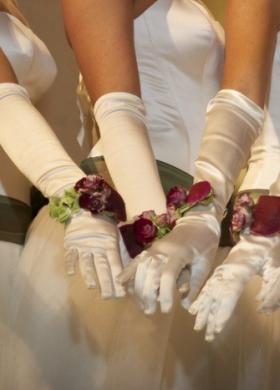 Braccialetto di fiori per le damigelle al matrimonio