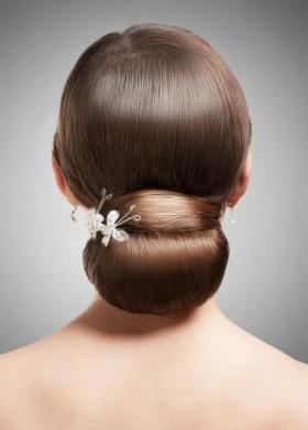 Chignon basso con fermaglio per la sposa