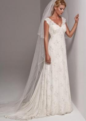 Vestito da sposa con ricami in pizzo e velo lungo